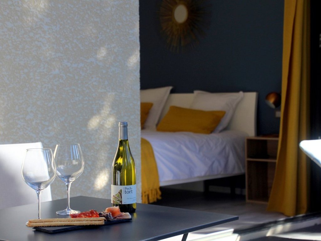 salle-eau-toilettes-separees-cloison-vitree-chambre-morphee-maison-chambre-hotes-montpellier salle-eau-toilettes-separees-cloison-vitree-chambre-morphee-maison-chambre-hotes-montpellier