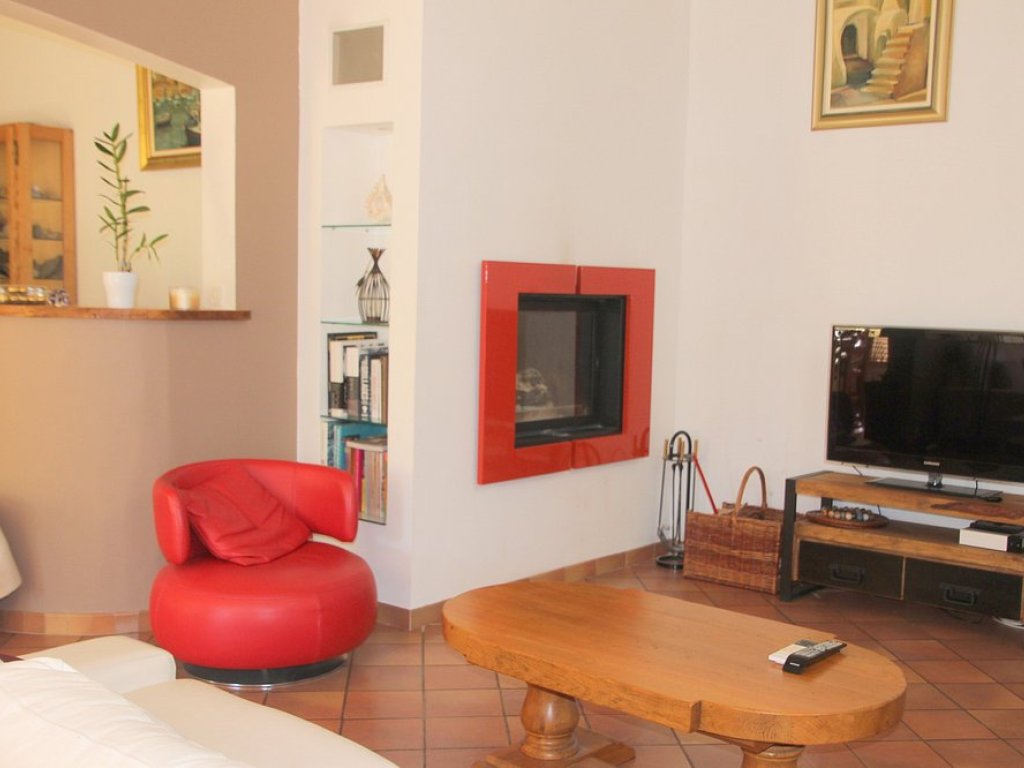 salon-banquette-cuir-blanc-design-plante-maison-chambres-hotes-montpellier salon-banquette-cuir-blanc-design-plante-maison-chambres-hotes-montpellier