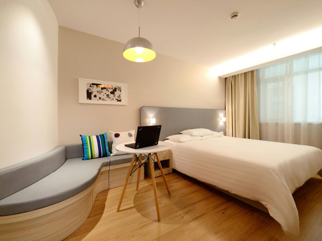 table-metal-deux-verres-bouteilles-vin-blanc-maison-chambre-hotes-montpellier table-metal-deux-verres-bouteilles-vin-blanc-maison-chambre-hotes-montpellier