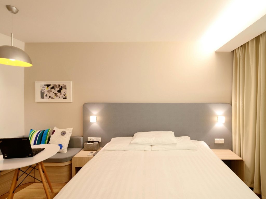 -chambre-hotes-montpellier-cassiopee-fauteuil-osier-couleur-jaune -chambre-hotes-montpellier-cassiopee-fauteuil-osier-couleur-jaune