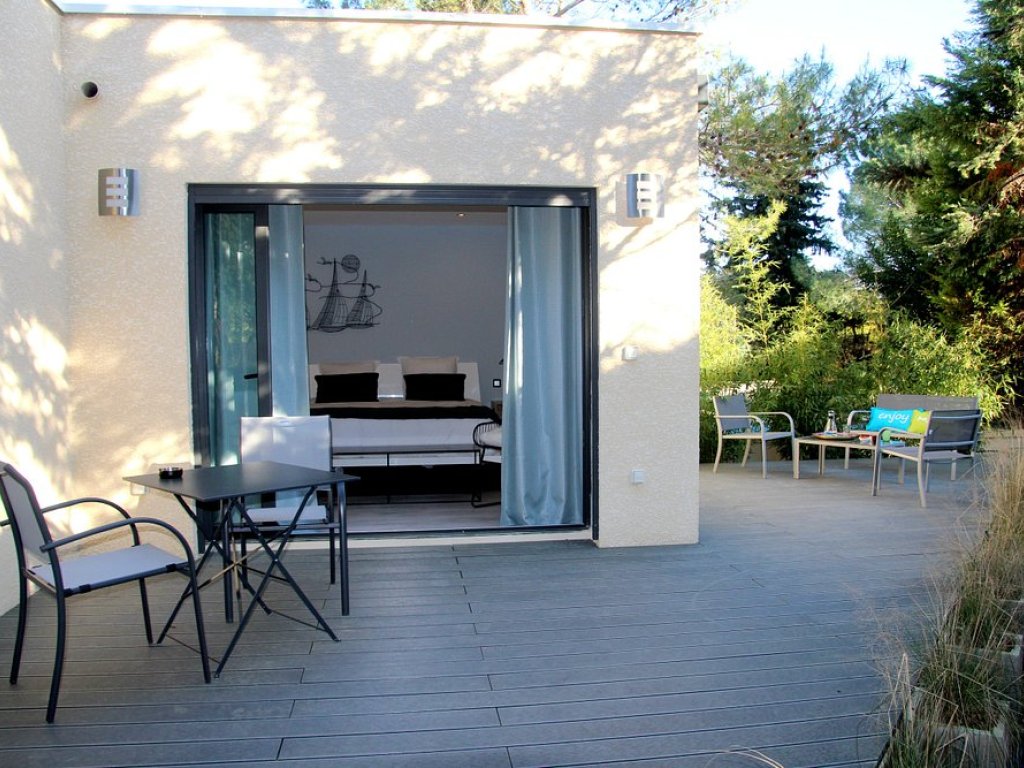 chambre-morphee-fauteuil-osier-cadre-metal-salle-de-bain-maison-chambre-hotes-montpellier chambre-morphee-fauteuil-osier-cadre-metal-salle-de-bain-maison-chambre-hotes-montpellier