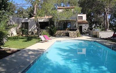 piscine-eau-bleu-bain-de-soleil-sur-plage-bronzage-detente-ecrin-verdure-maison-hote-montpellier piscine-eau-bleu-bain-de-soleil-sur-plage-bronzage-detente-ecrin-verdure-maison-hote-montpellier