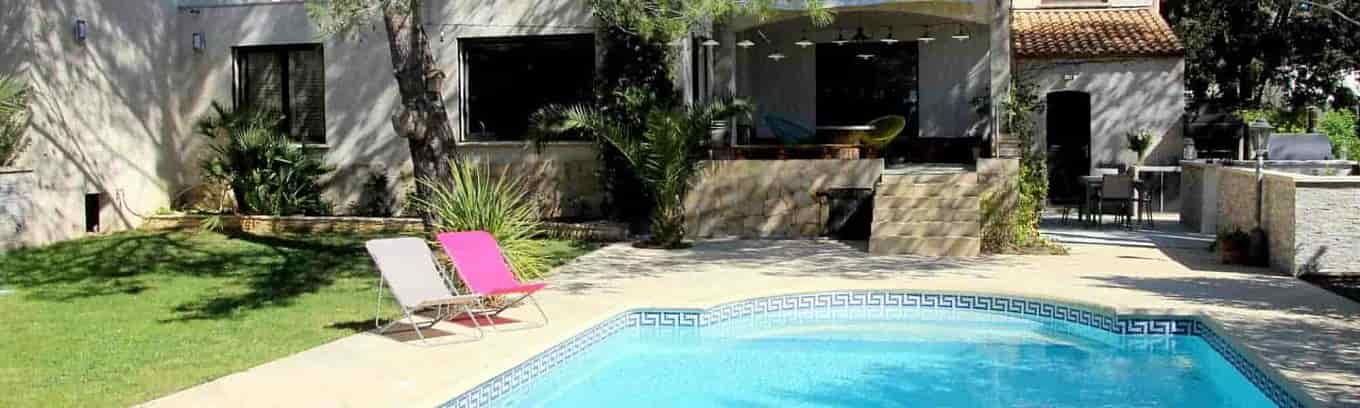 piscine-eau-bleu-bains-soleil-sur-plage-proxilite-salon-bronzage-soleil-chambre-hote-montpellier-herault