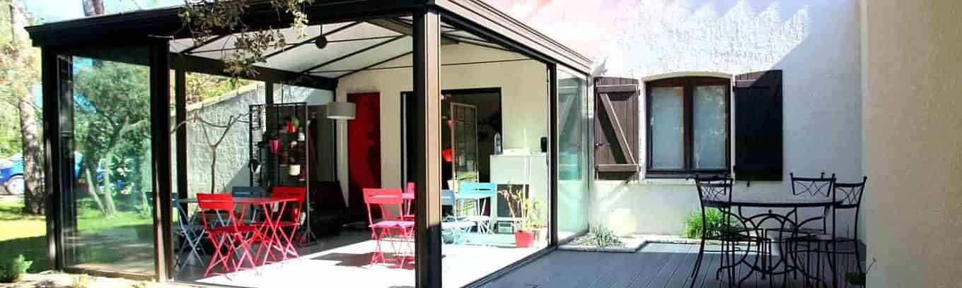 veranda-baies-vitrees-confort-rencontre-lieu-petit-dejener-mobilier-metal-rouge-plancher-bois-maison-hote-montpellier